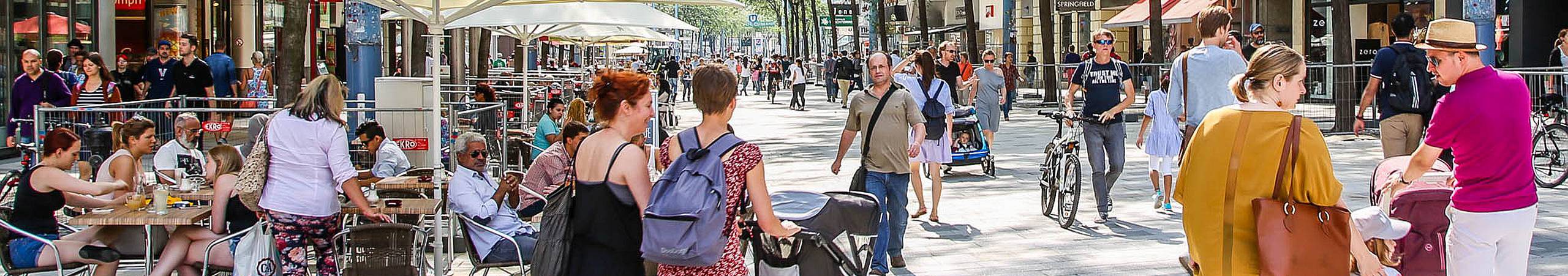 Dutzende Passanten und Radfahrer erkunden die neugestaltete Mariahilferstraße.