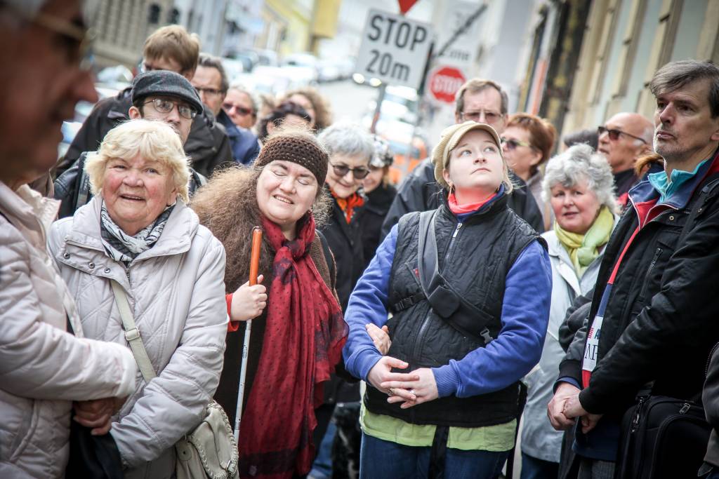 Etwa 20 Leute lauschen gespannt den Erzählungen zum Wiener Geh-Cafe in Währing. Foto von Christian Fuerthner.