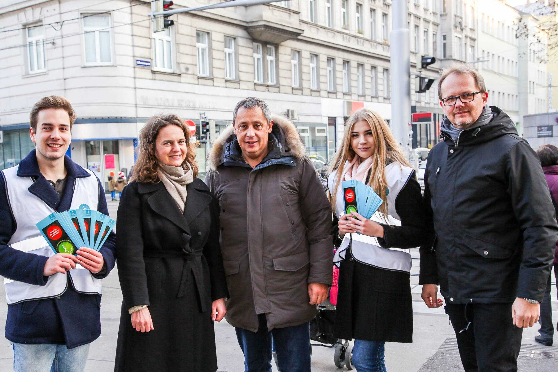 Nach dem Motto "Ich schau'auf dich!" informieren Fußverkehrsbeauftragte Petra Jens, Ing. Herbert Wiedermann, Vorsitzender der Fachvertretung Wien der Fahrschulen und Allgemeiner Verkehr der Wirtschaftskammer Wien und Abteilungsleiter-Stellvertreter von WIEN LEUCHTET (MA 33), Gerald Grasnek zum sicheren Verhalten an der Ampel. ©Mobilitätsagentur Wien/Christian Fürthner