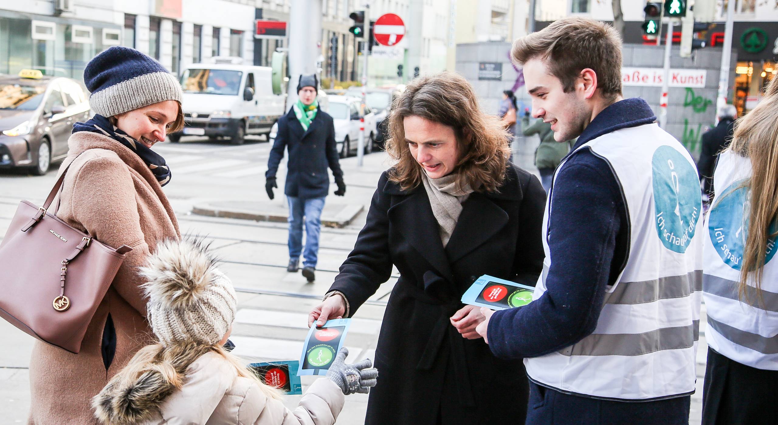 Petra Jens, Fußverkehrsbeauftragte der Stadt Wien und das Aktionsteam der Mobilitätsagentur informieren Passantinnen und Passanten zum sicheren Verhalten an der Ampel. Foto: Christian Fürthner