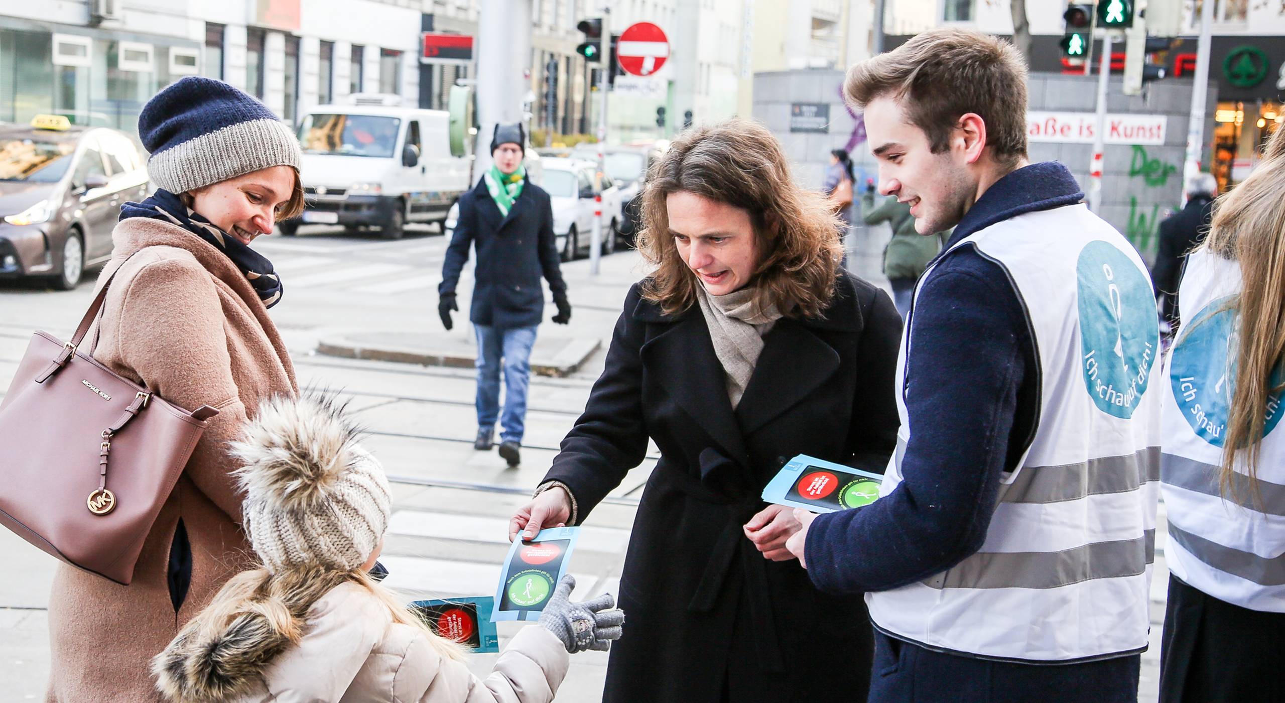 Petra Jens, Fußverkehrsbeauftragte der Stadt Wien und das Aktionsteam der Mobilitätsagentur informieren Passantinnen und Passanten zum sicheren Verhalten an der Ampel. Foto: Christian Fürthner