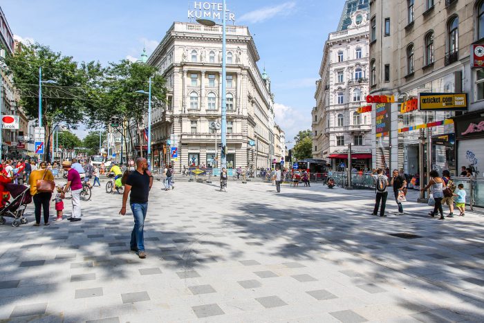 Fußgänger flanieren entlang der neugestalteten Mariahilferstraße.