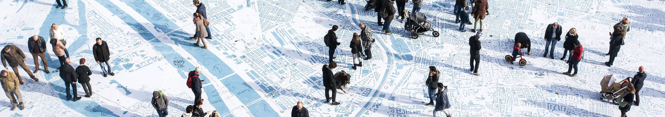 Besucher des Urban Village am Rathausplatz staunen über die größte Wienkarte aller Zeiten. Foto von Christian Fuerthner