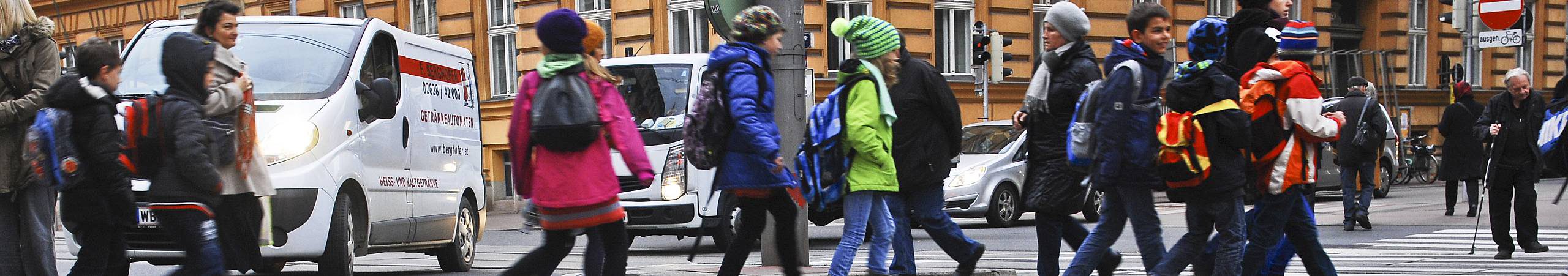 Eine Schulklasse überquert die Straße. Foto von Gerd Goetzenbrucker