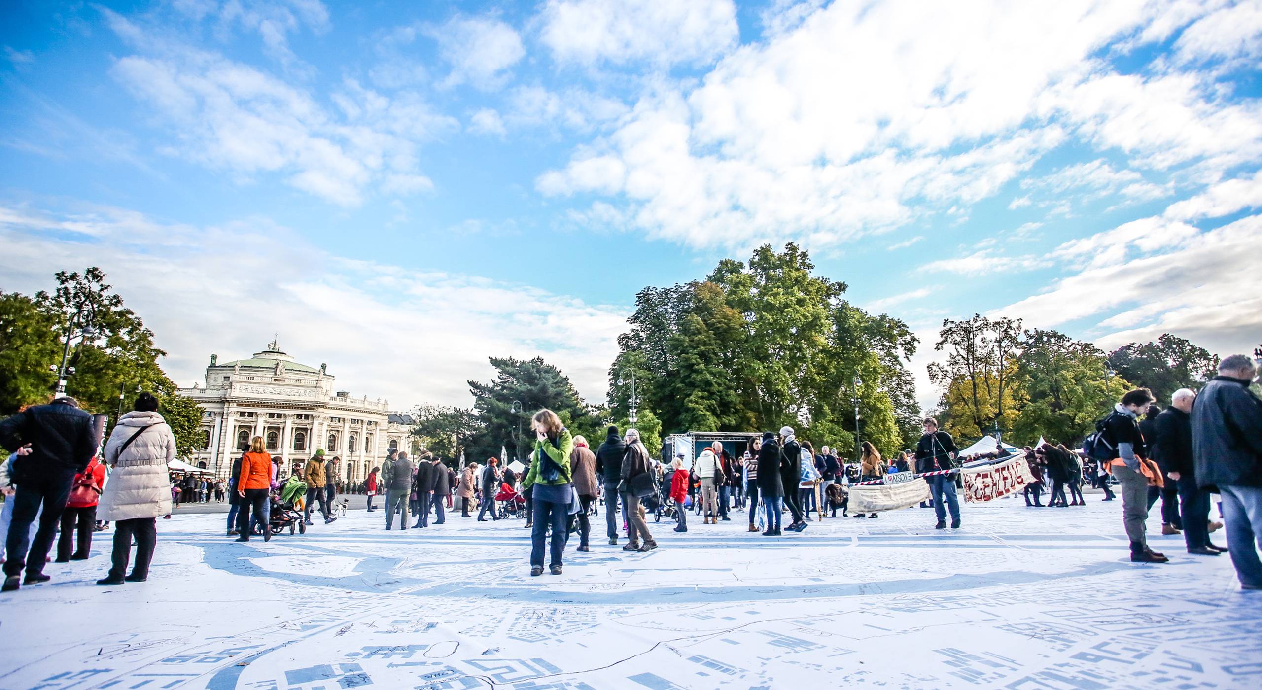 Die größte Wienkarte aller Zeiten am Rathausplatz wird von vielen Besuchern bestaunt. Foto von Christian Fuerthner