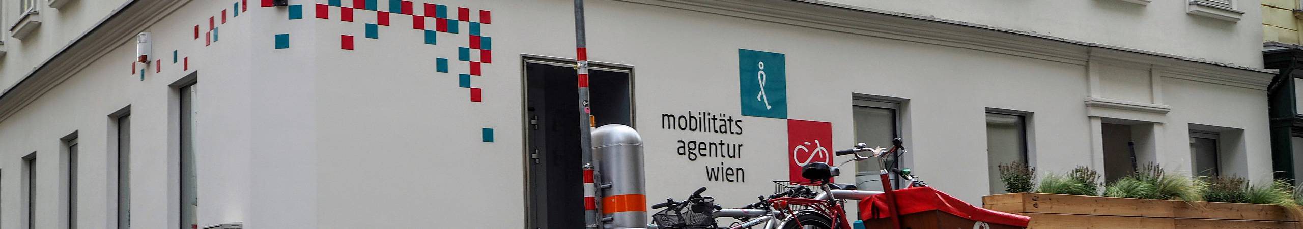 Vor dem Büro der Mobilitätsagentur parken viele Fahrräder. Foto von Daniel Böhm