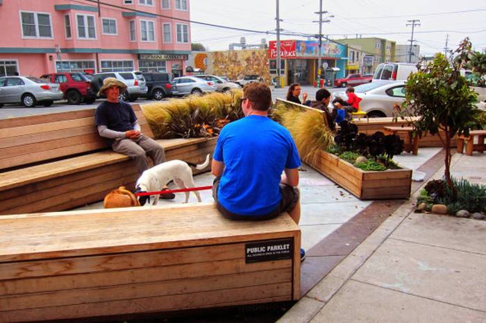 Ein Parklet, ein kleiner Mini-Park auf einer Fläche, die normalerweise als Parkplatz für Autos genutzt wird