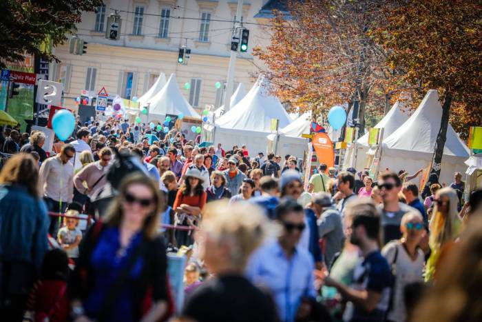 Hunderte Menschen beim Streetlife Festival in der Babenbergerstraße.