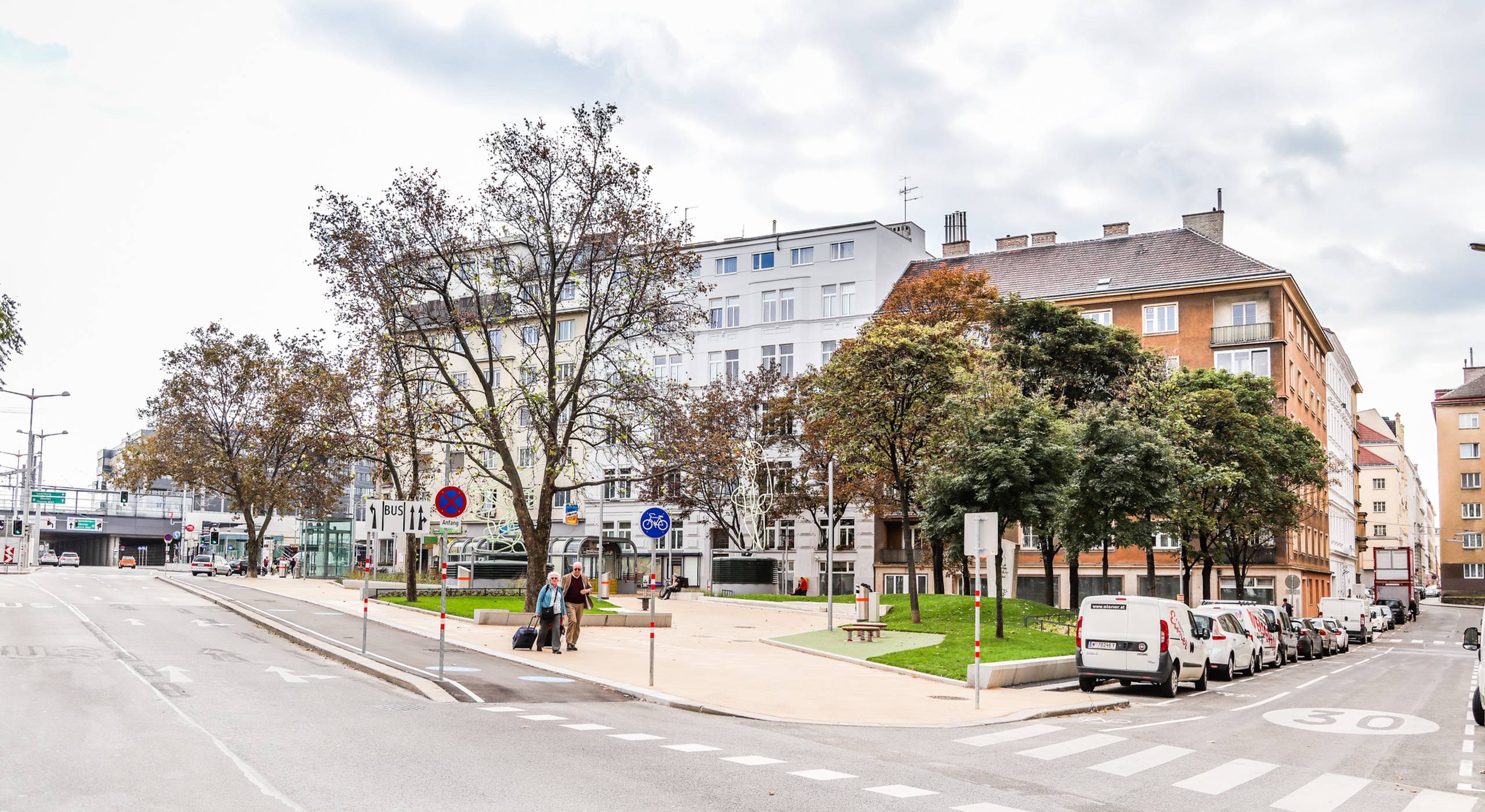 Grünflächen, Sitzbänke und Trinkbrunnen sorgen am Südtiroler Platz f+ür mehr Aufenthaltsqualität. Foto: Christian Fürthner