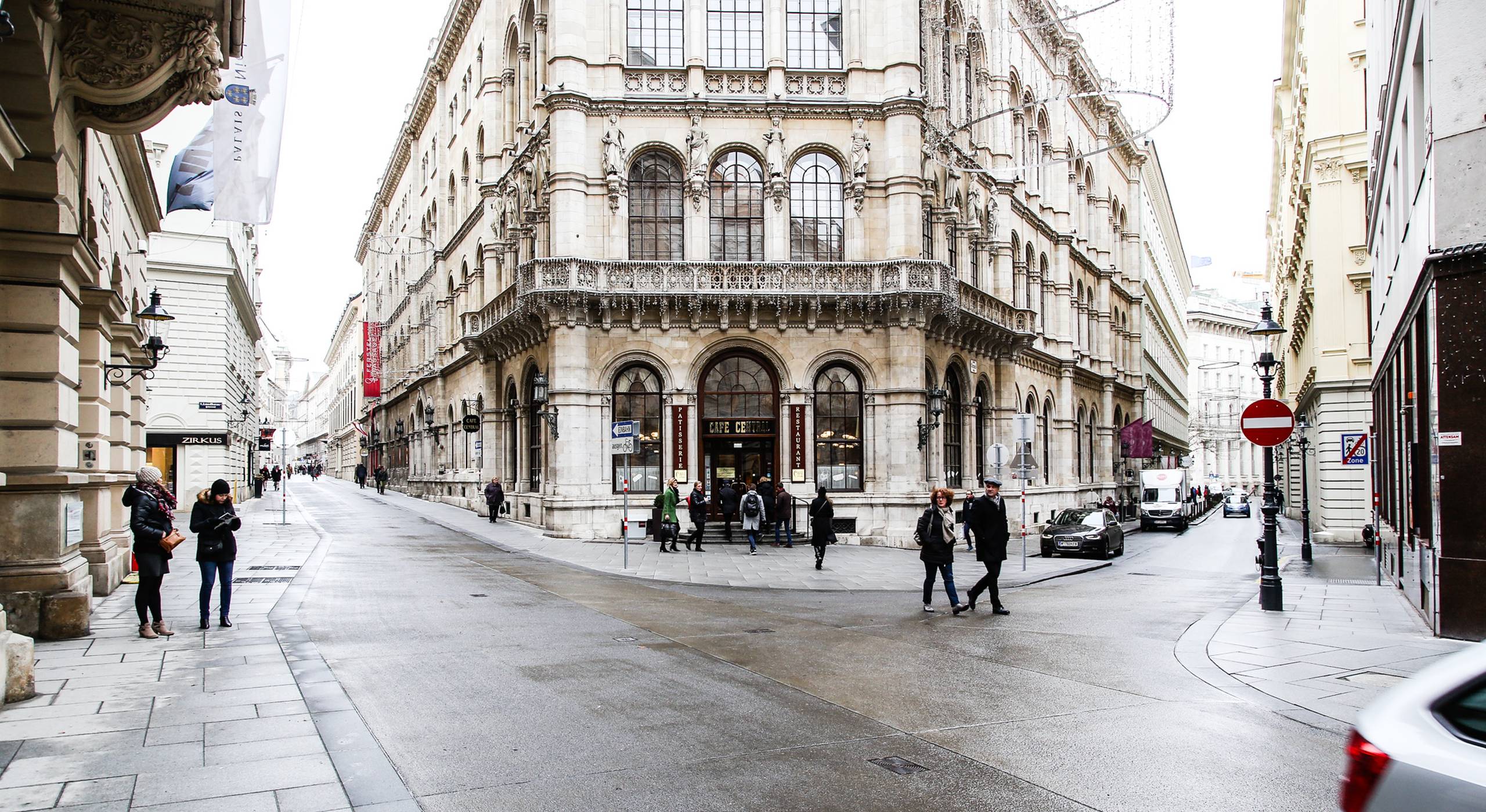 Die Begegnungszone Herrengasse mit dem Traditionscafe Café Central. Foto: PID/Fürthner