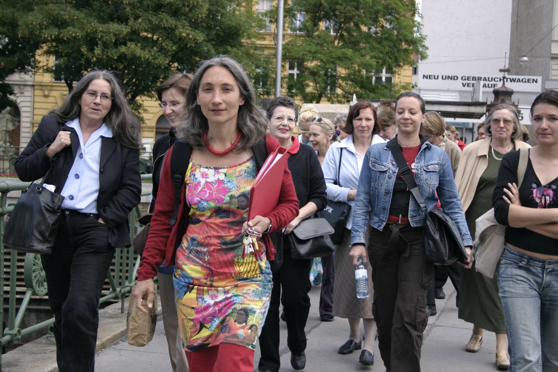 Am 9. Juni 2006 fand unter der Leitung von Petra Unger der Mariahilfer Frauenspaziergang statt. 59 Frauen spazierten durch die Geschichte Mariahilfs ... Petra Unger groß im Bild