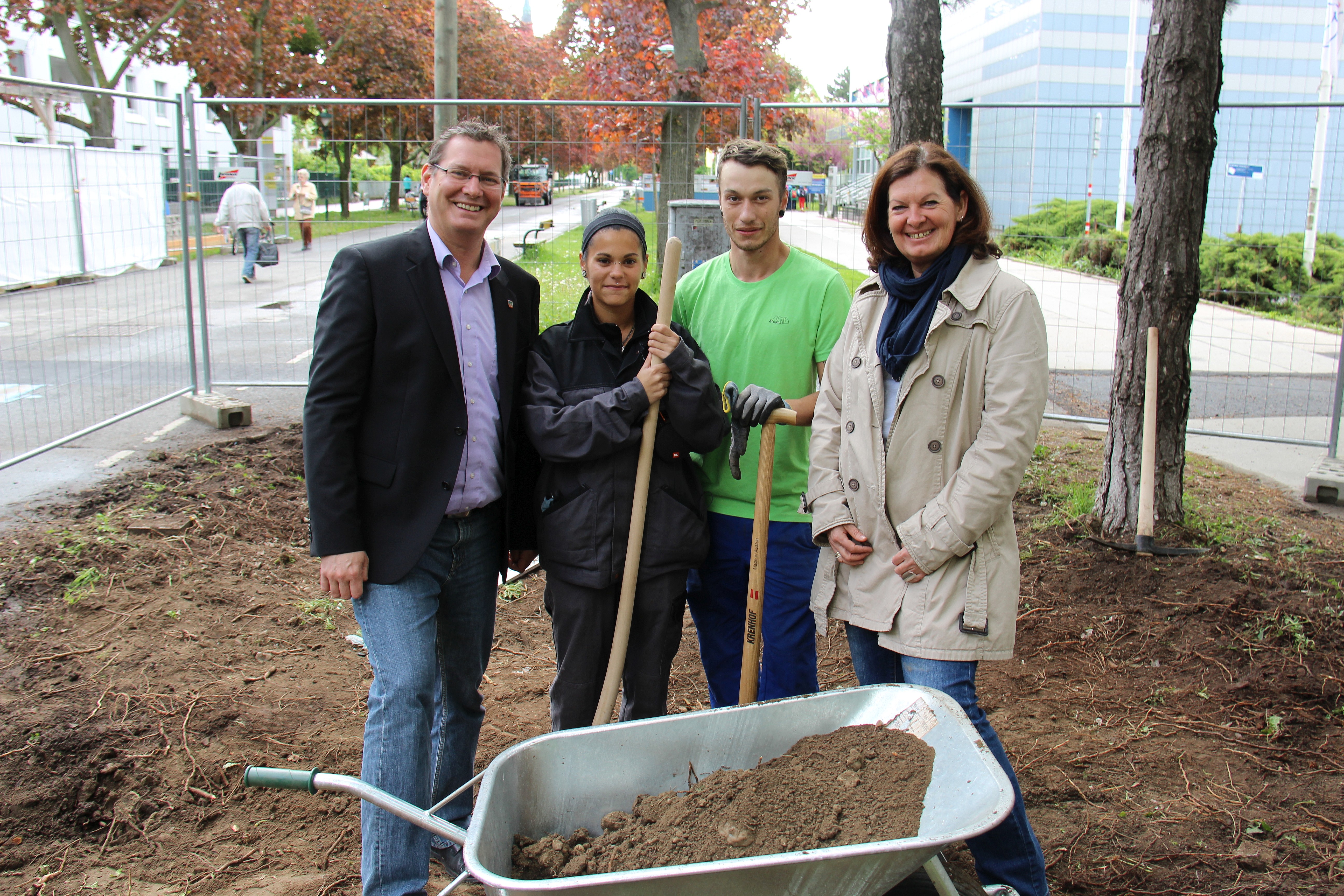 Bezirksvorsther Georg Papai und das Team von greenlab_Foto BV Floridsdorf