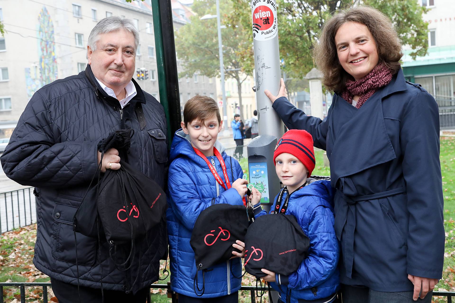 Bezirksvorsteher Stadler, Simmeringer Kinder und Fußverkehrsbeauftragte Petra Jens machen mit bei Beat the Street. Foto: Christian Fürthner