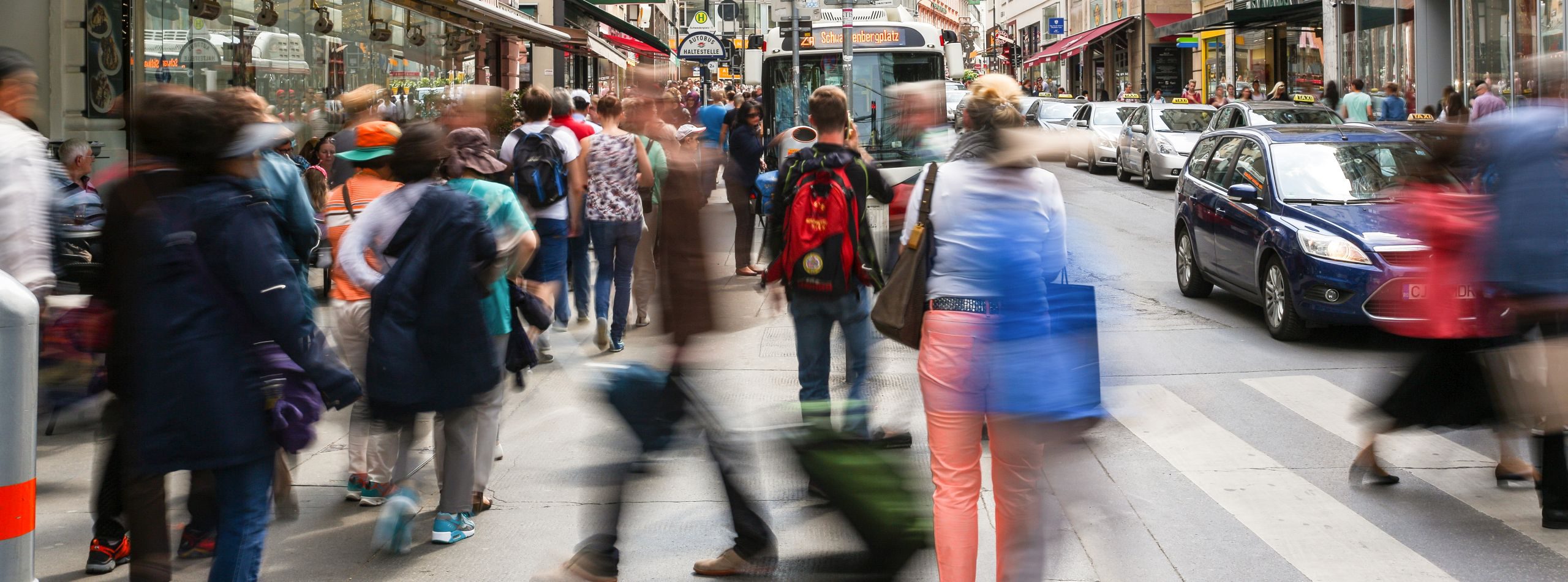 Menschenmenge auf der Rotenturmstraße im 1. Bezirk Wiens.