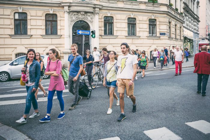 Männer und Frauen die gemeinsam bei WALK with me im 3. Bezirk spazieren gehen und dabei die Stadt entdecken. Foto: Heidi Pein