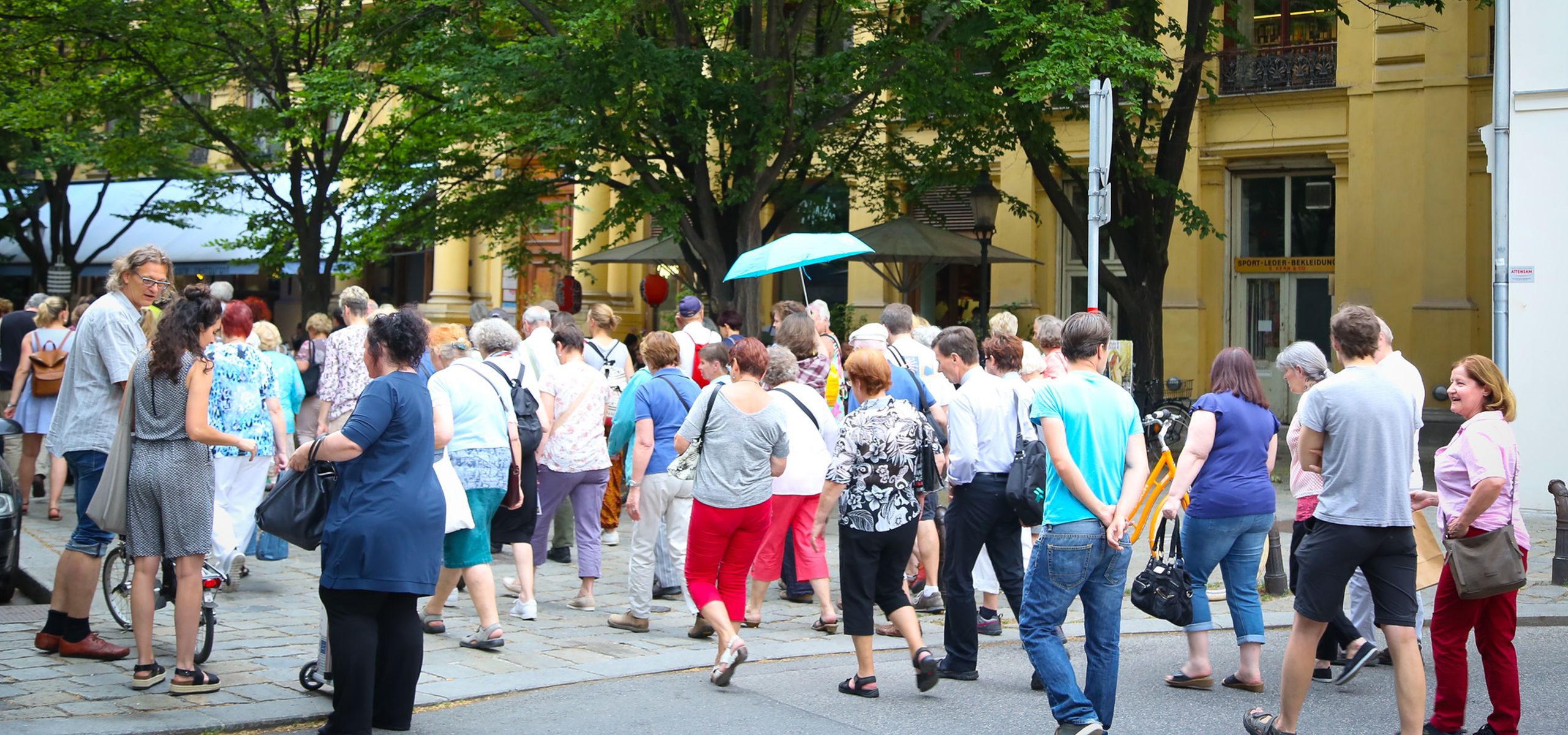 Spaziergang auf der Praterstraße. Eine Gruppe Menschen überquert die Straße auf Höhe des Johann-Nestroy-Denkmals auf der Praterstraße. Foto: Christian Fürthner