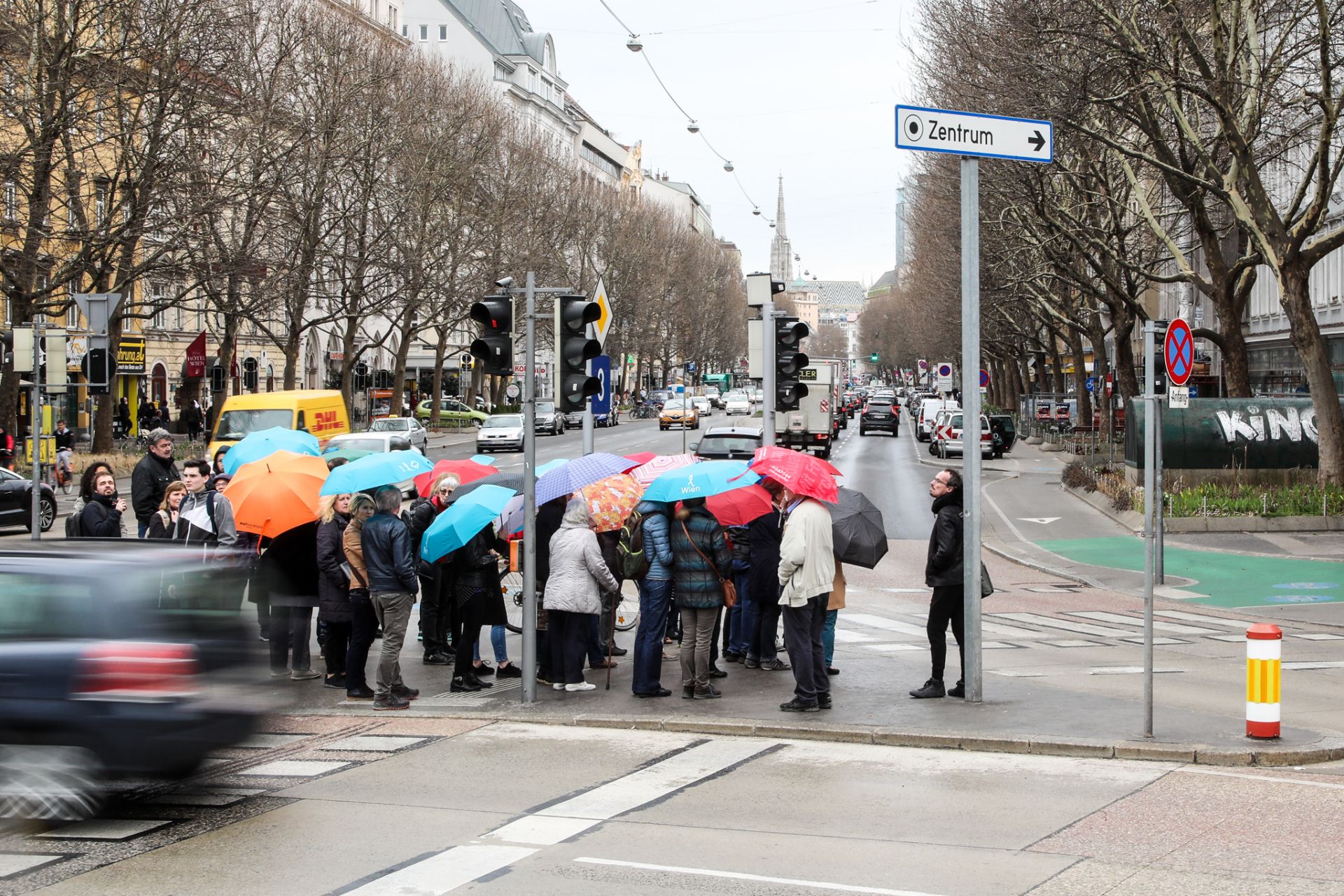 Eine Gruppe Personen wartet am Praterstern bis die Fußgängerampel grün wird um dann die Straße Richtung Praterstraße überqueren zu können. Foto: Christian Fürthner