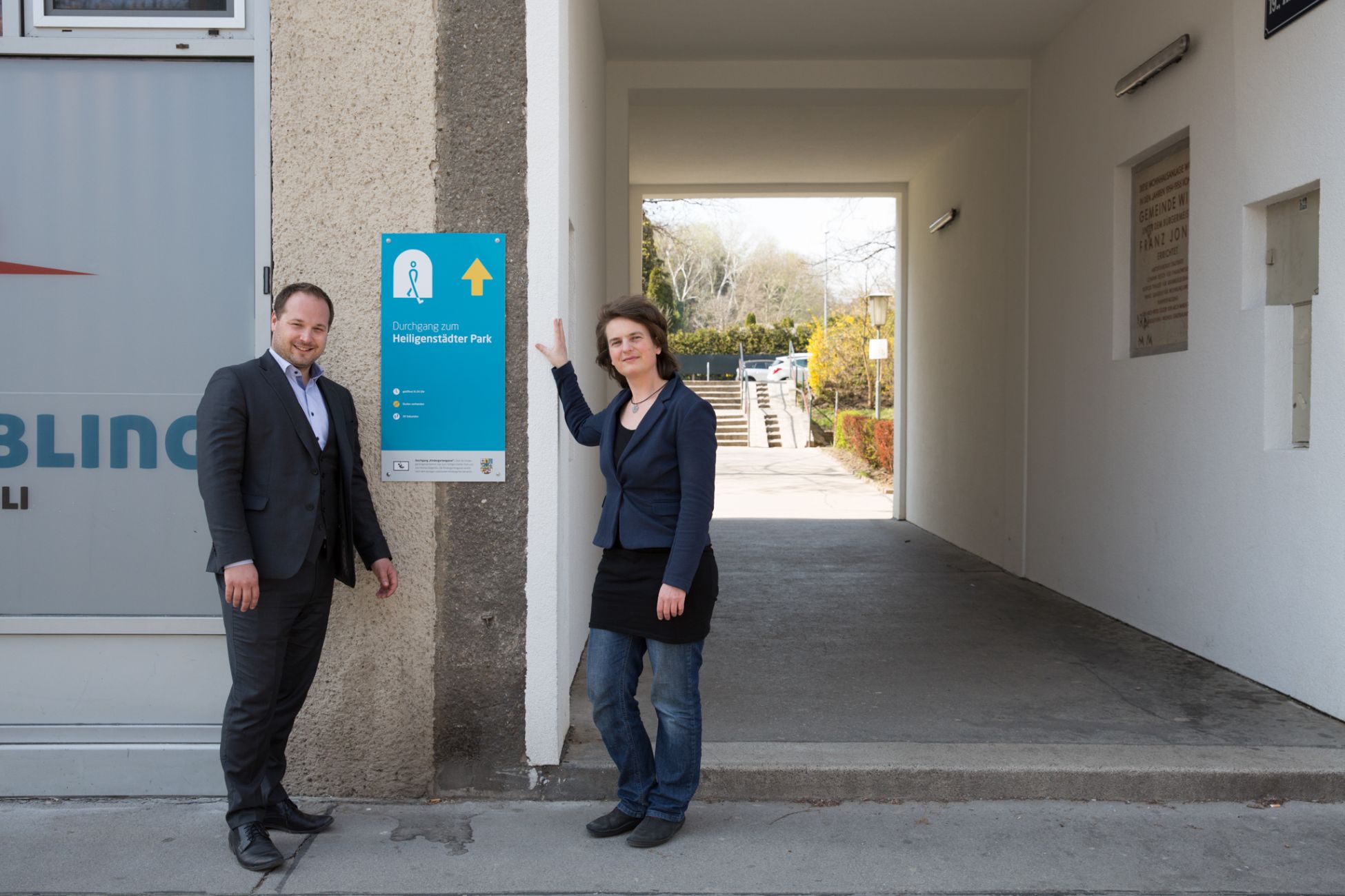 Bezirksvorsteher Daniel Resch und Fußgängerinnen-Beauftragte Petra Jens beim markierten Durchgang Heiligenstädterstraße 141 in Döbling.