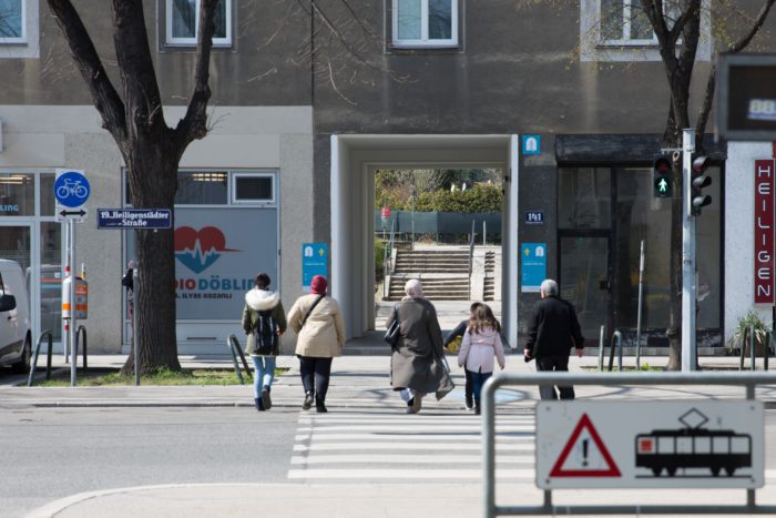 Öffentlicher Durchgang in der Heiligenstädter Straße in Döbling. Er ist mit blauen Schildern markiert.