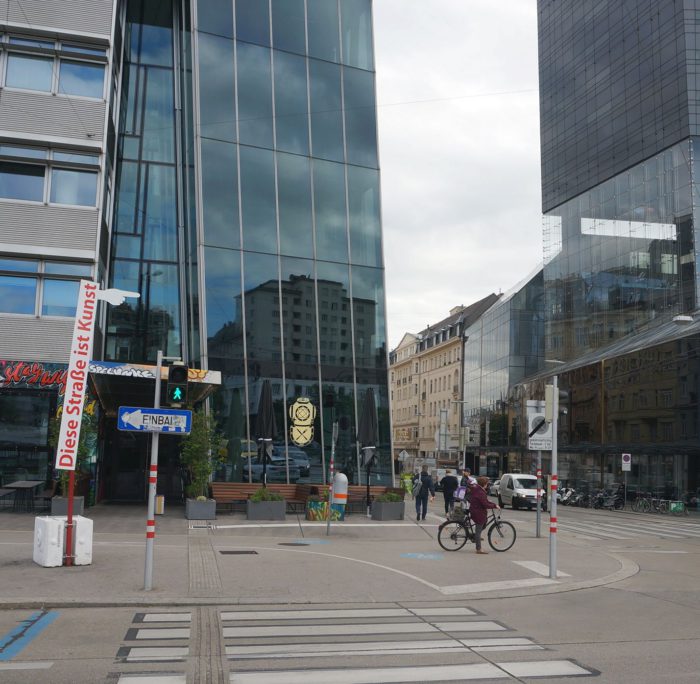 Taborstraße. Kunstprojekt diese Straße ist Kunst von Hans Heisz.