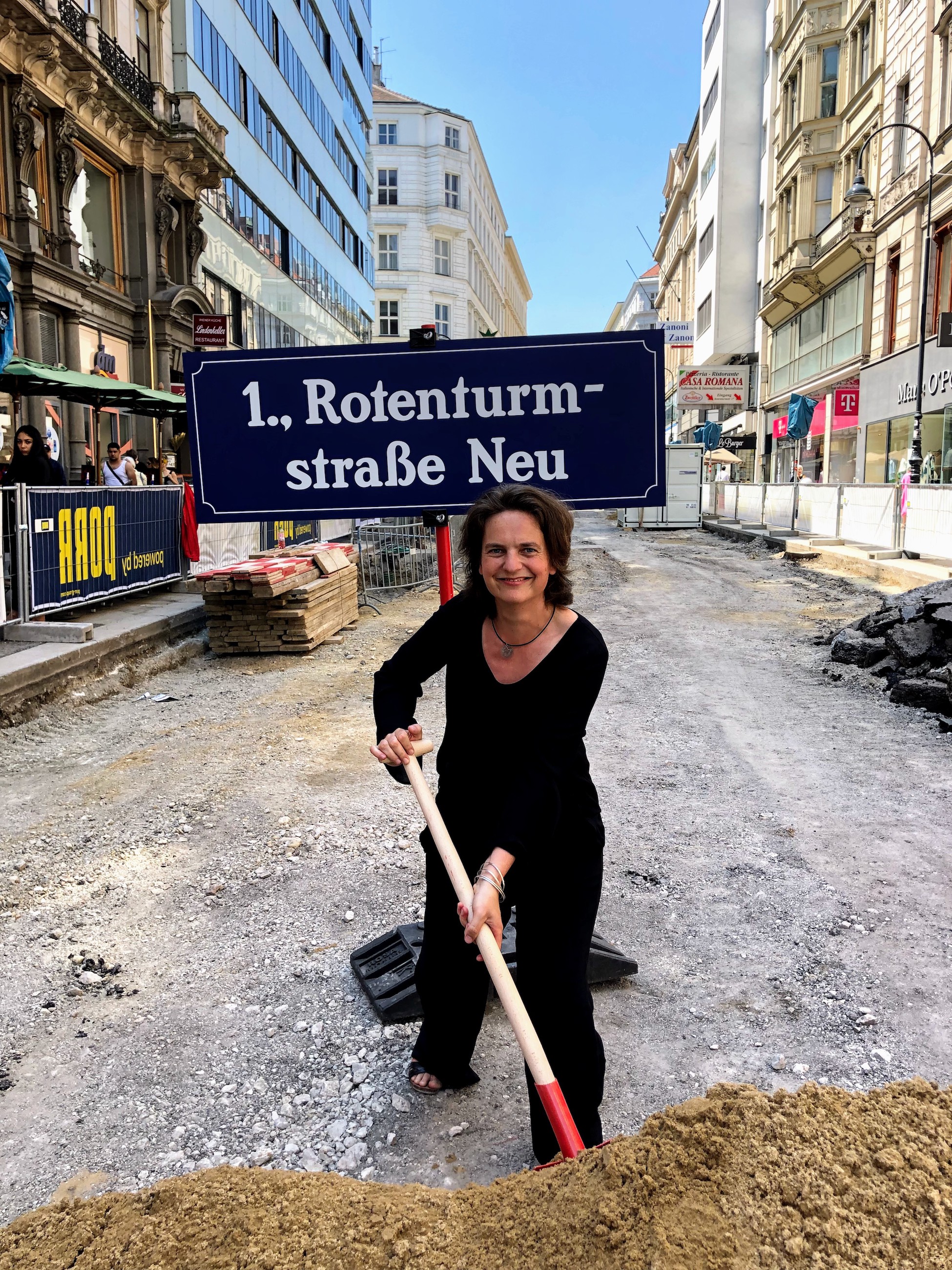 FußgängerInnen-Beauftragte Petra Jens beim Spatenstich auf der Rotenturmstraße.