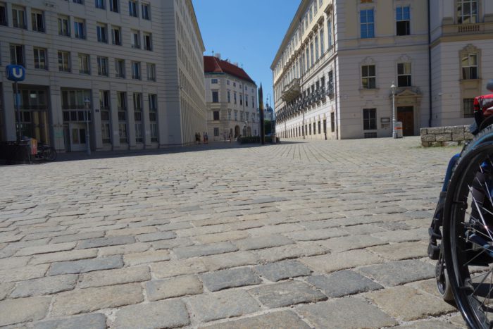 Der Minoritenplatz im 1. Bezirk ist gepflastert. Nun wird der Platz umgestaltet und so rollstuhltauglich.