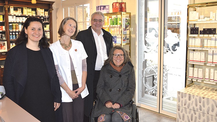 Apothekerin Kristina Taubald (M.) hat für ihre Apotheke in der Josefstädter Straße einen eigenen zweiten, ebenerdigen Eingang bauen lassen. Im Bild mit Bezirksvorsteherin Veronika Mickel, Wolfgang Primisser, Bezirksobmann der Wirtschaftskammer Wien für die Josefstadt, Maria Grundner, Mobilitätsagentur. 