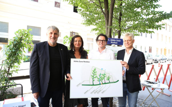 Präsentation der Pläne für die "Kühle Zone Neubau" (v.l.n.r.: Gemeinderat Rüdiger Maresch, Umweltstadträtin Ulli Sima, Bezirkschef Markus Reiter und dessen Stellvertreter Gallus Vögel) (Bild: Sabine Hertel)