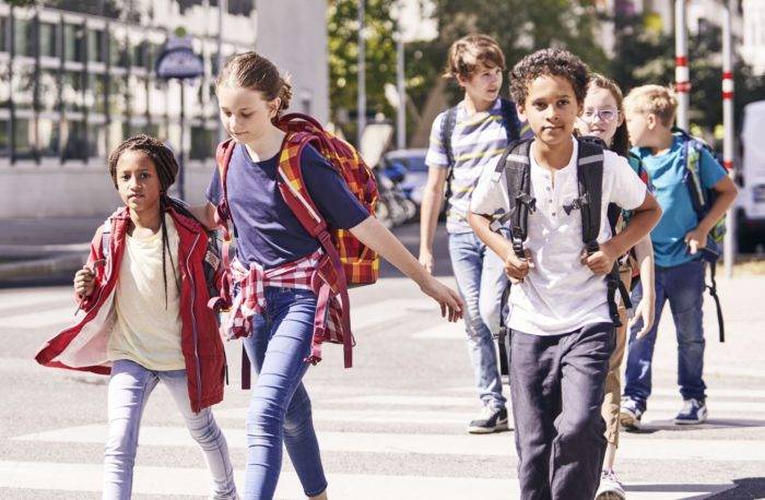 Schulkinder auf dem Weg zur Schule.