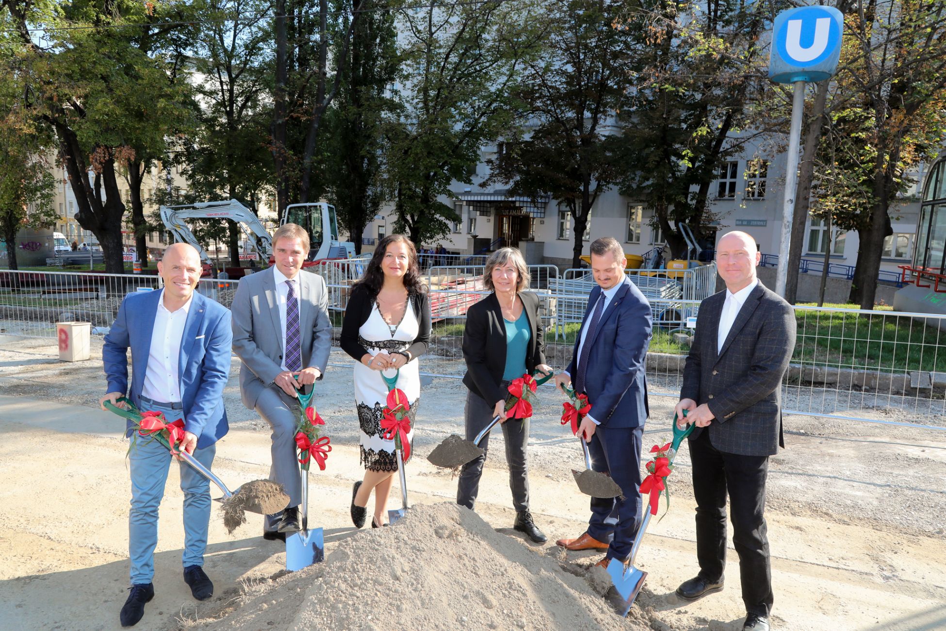 Die Stadträtinnen Hebein und Simma und Bezirksvorsteher Marcus Franz beim Spatenstich am Reumannplatz. Der Platz wird umgestaltet, die Bauarbeiten werden bis Sommer 2020 dauern.