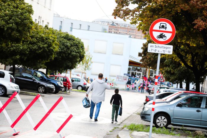 An Schultagen wird vor der VS Fuchsröhrenstraße die Straße für 30 Minuten für den Autoverkehr gesperrt. Das bringt mehr Sicherheit für die Kinder.