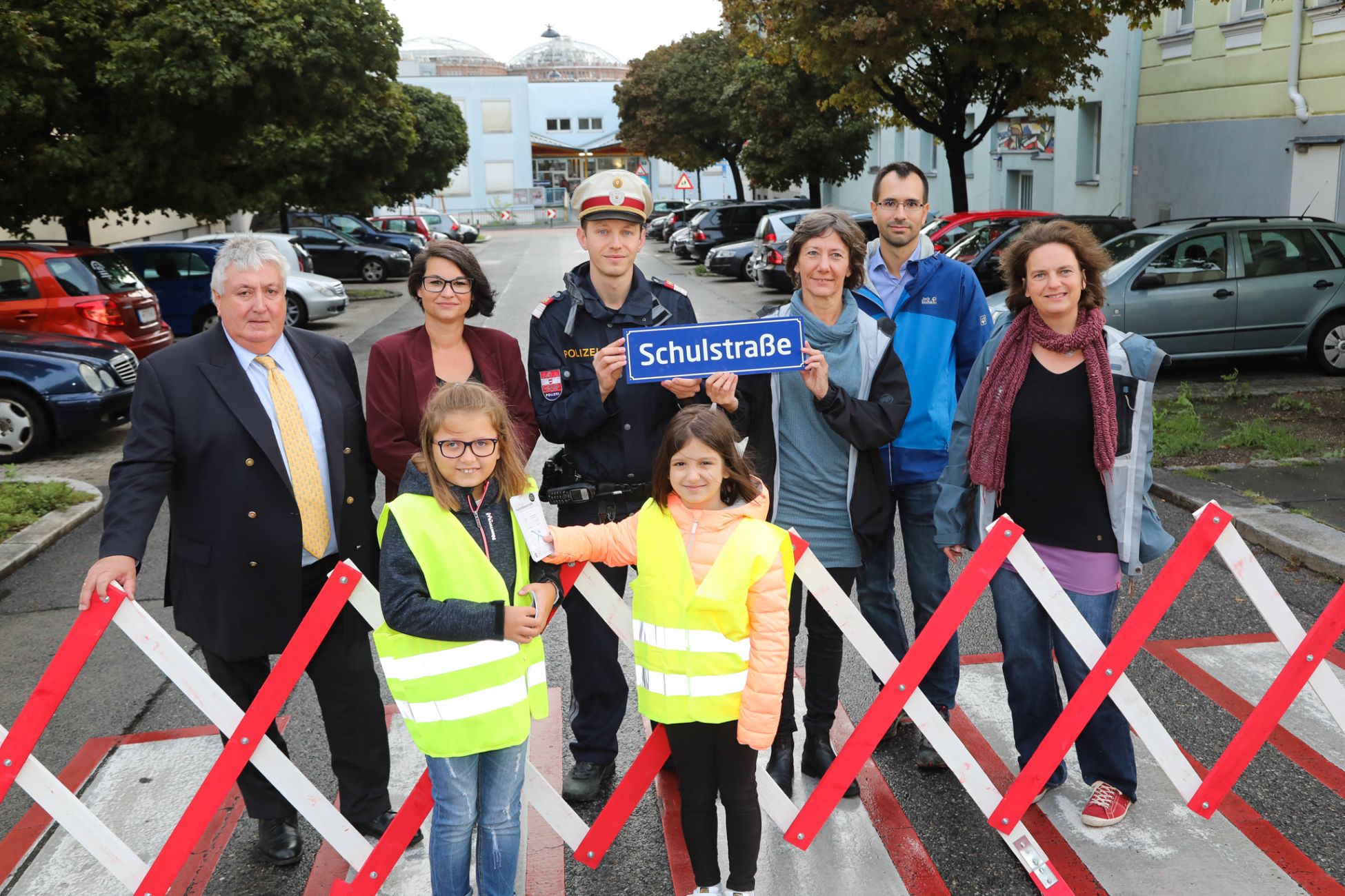 Ab 9.9.2019 gilt vor der Volksschule Fuchsröhrenstraße ein temporäres Fahrverbot von 30 Minuten vor Unterrichtsbeginn. Vizebürgermeisterin Birgit Hebein und Bezirkvorsteher Paul Stadler sperrten am Montag früh gemeinsam mit SchülerInnen der Volksschule die Straße ab.