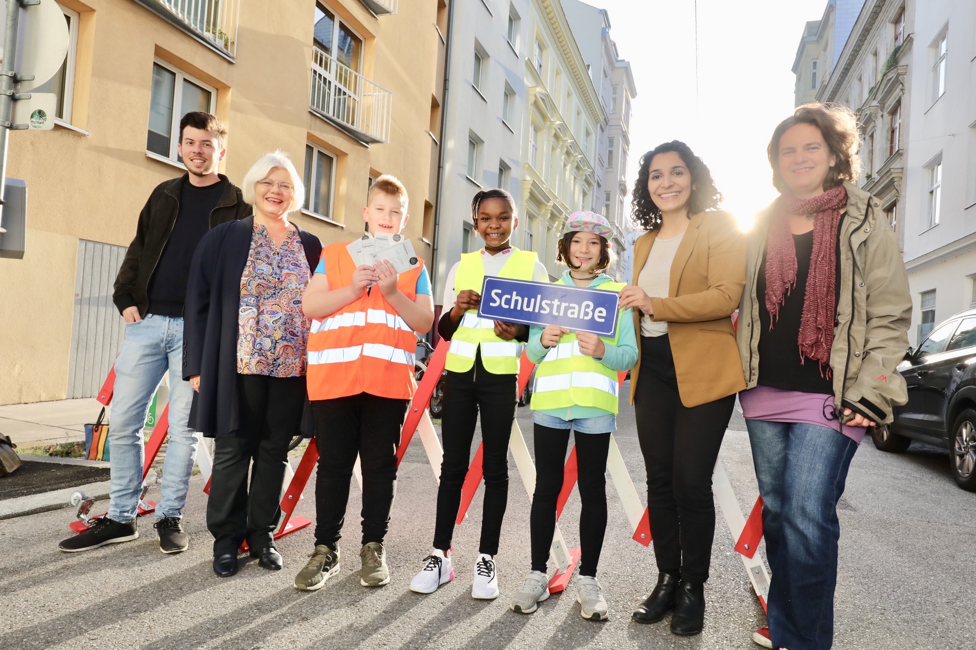 Schulleiterin der Volksschule Eva Moser-Stix, SchülerInnen der Volksschule, Bezirksvorsteherin Alsergrund Saya Ahmed und Fußverkehrsbeauftragte Petra Jens informieren zur Schulstraße.