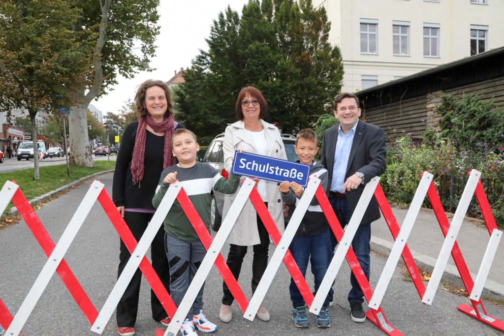 Vor der Volksschule Deckergasse im 12. Bezirk gilt seit Schulbeginn 2019 Schulstraße. Ein Fahrverbot für Kfz von 30 MInuten vor Unterrichtsbeginn.