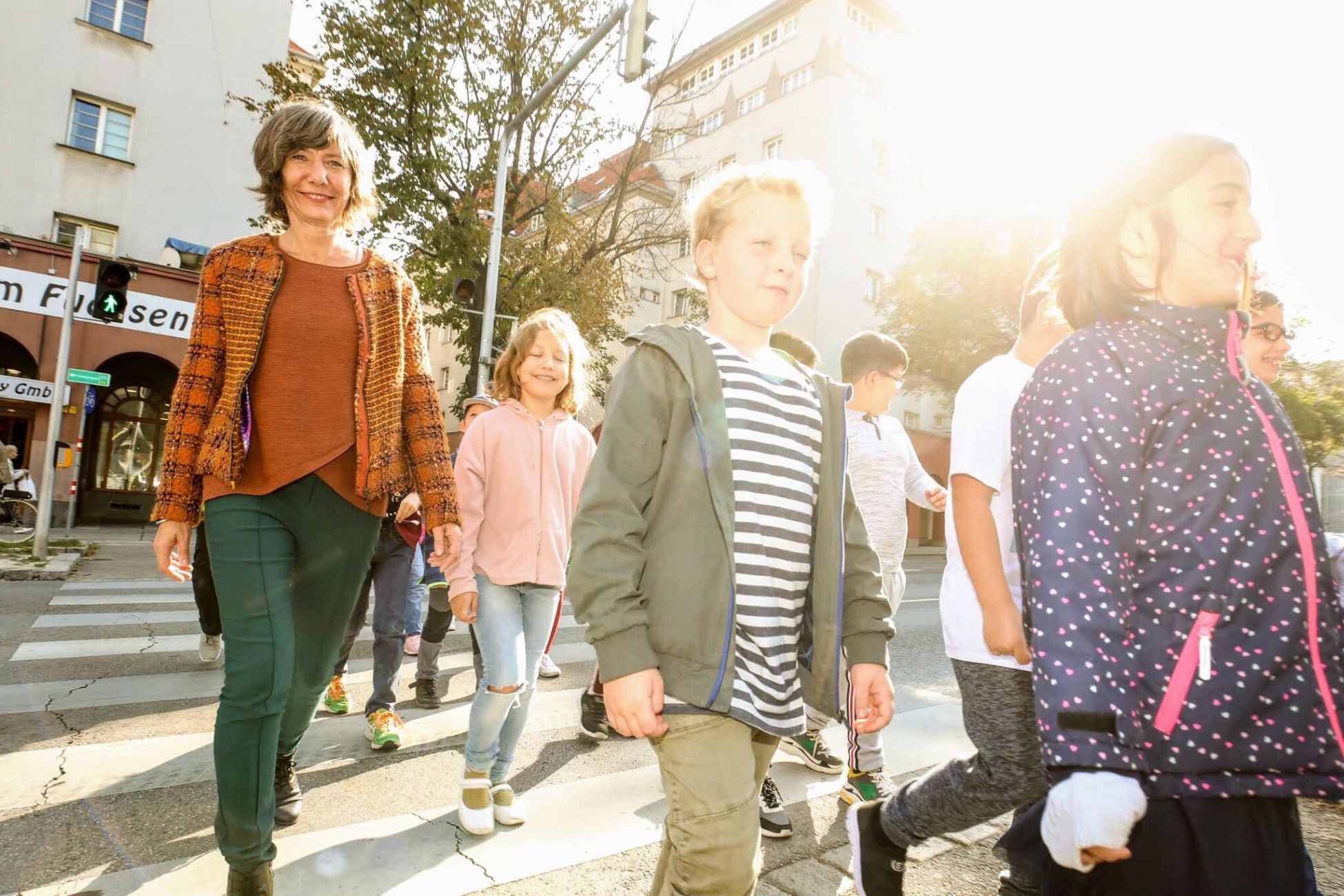 Wiens 1. "intelligente" Ampel ist im 12. Bezirk in Betrieb. Vizebürgermeisterin Birgit Hebein testet die Ampel gemeinsam mit Kindern der angrenzenden Volksschule.