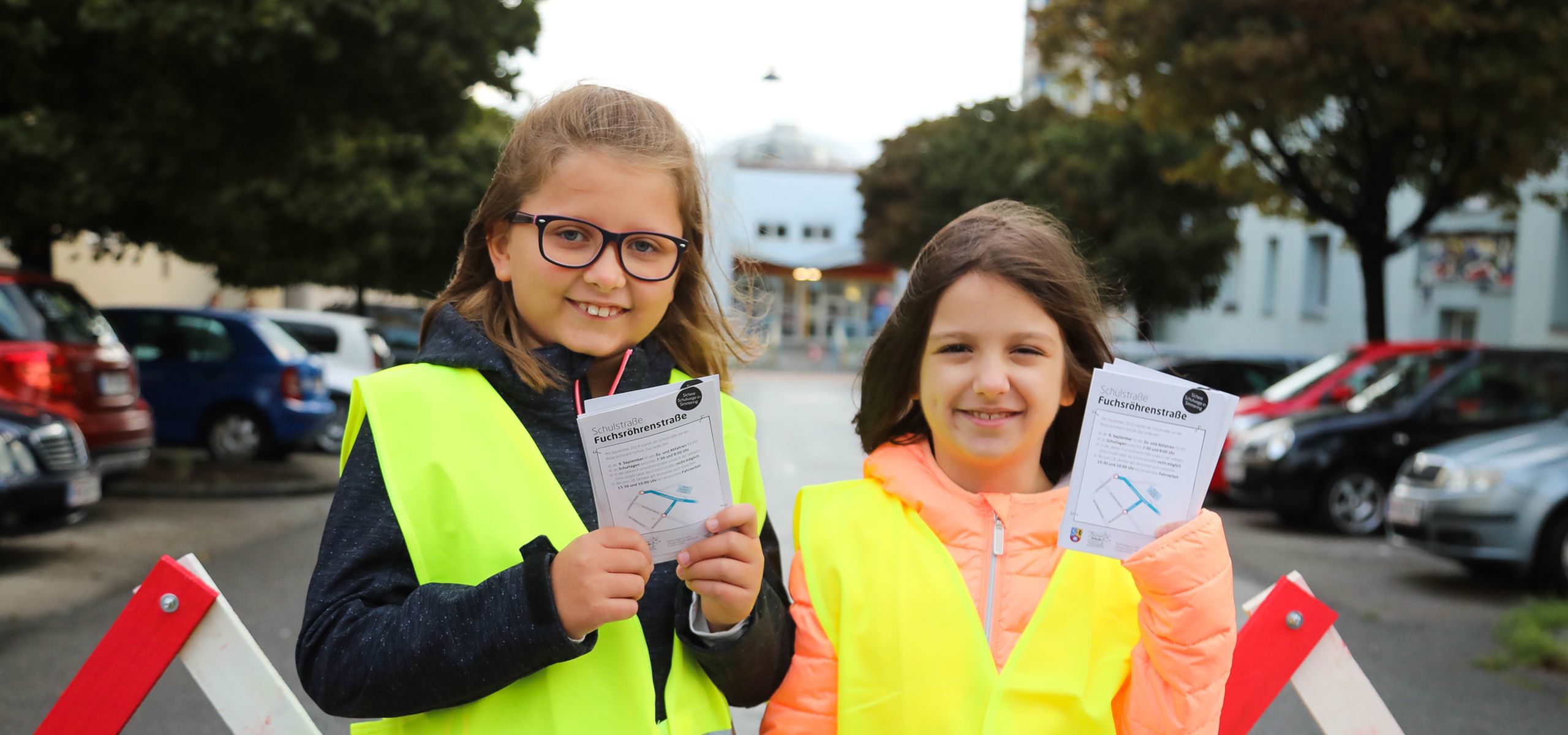 Schülerinnen der Volksschule Fuchsröhrenstraße machen auf das morgendliche Fahrverbot aufmerksam.