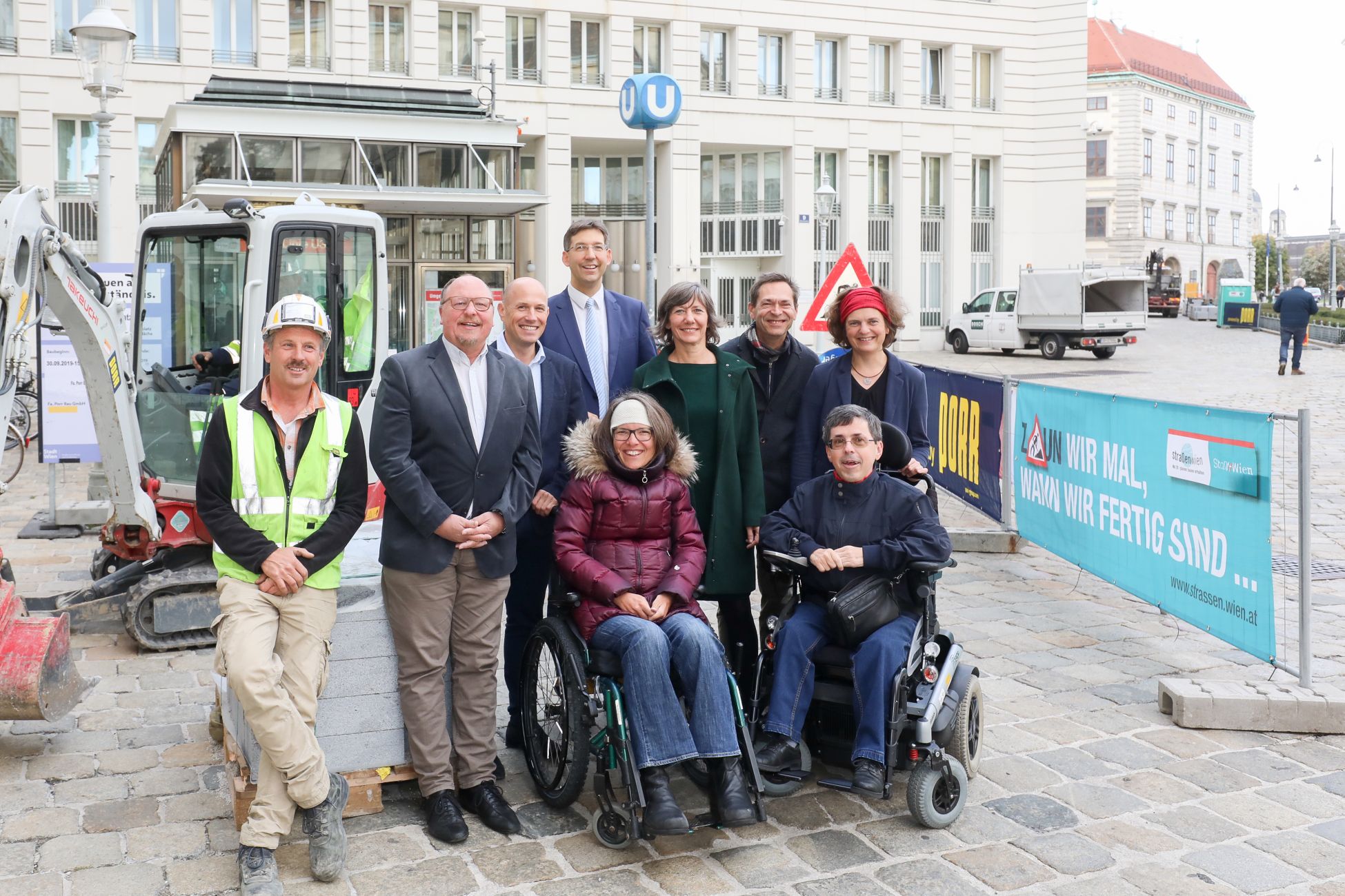 Am Minoritenplatz werden barrierefreie Wege geschaffen. Lokalaugenschein durch Politik und Verwaltung.