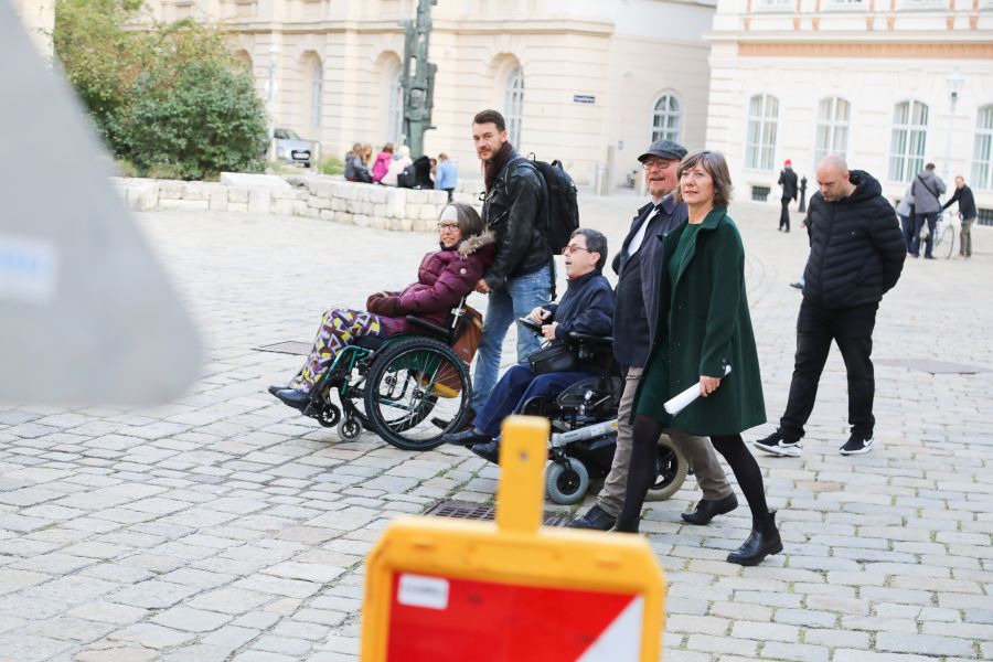 Lokalaugenschein bei der Baustelle am Minoritenplatz. BIZEPS Obmann Martin Ladstätter, Expertin für Barrierefreiheit der Mobilitätsagentur Maria Grundner und Vizebürgermeisterin Birgit Hebein.