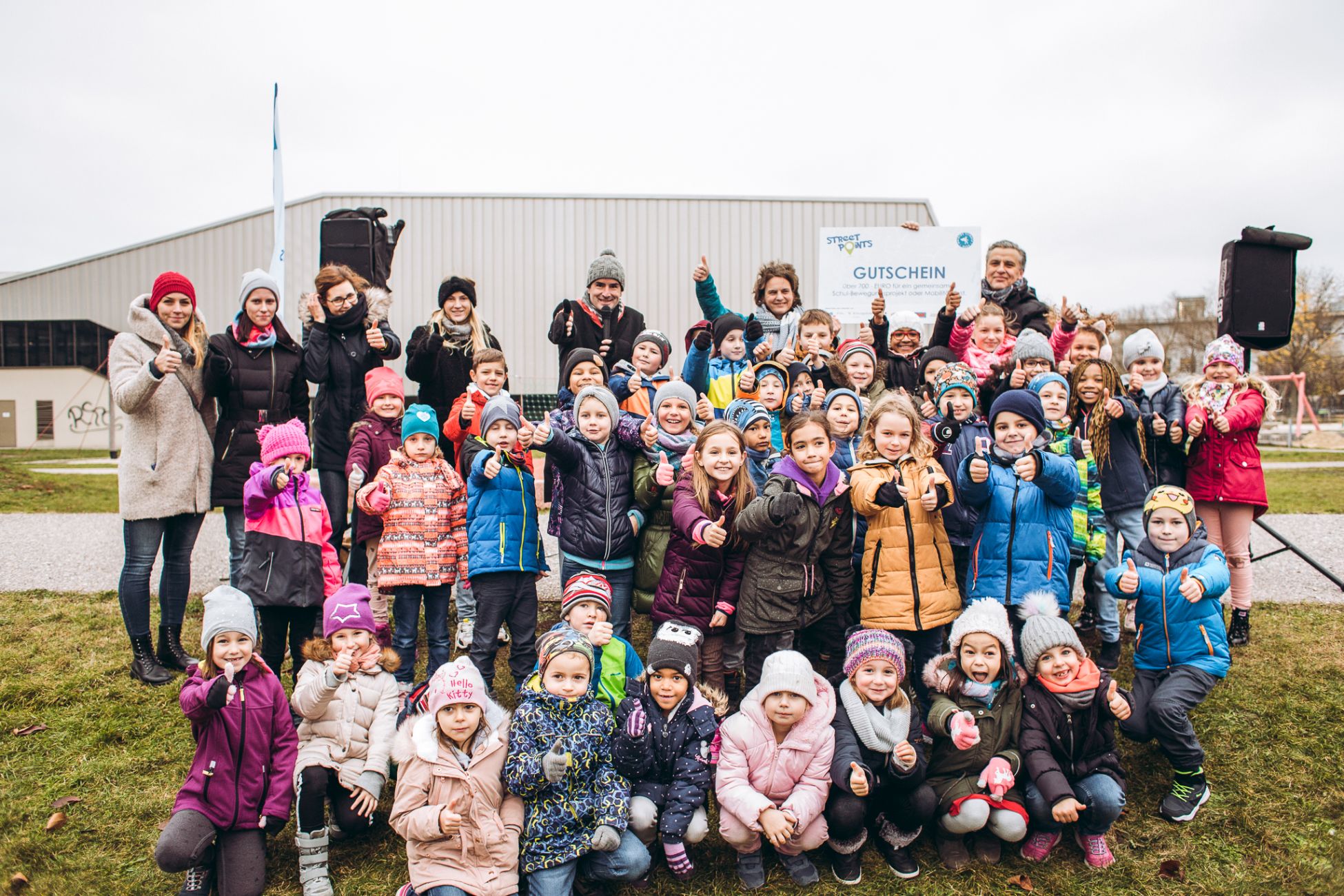 Hunderte Kinder freuten sich beim Finale von Street Points in Donaustadt mit Fußverkehrsbeauftragter Petra Jens und Gemeinderat Josef Taucher über hunderttausende gemeinsam gegangene Kilometer.