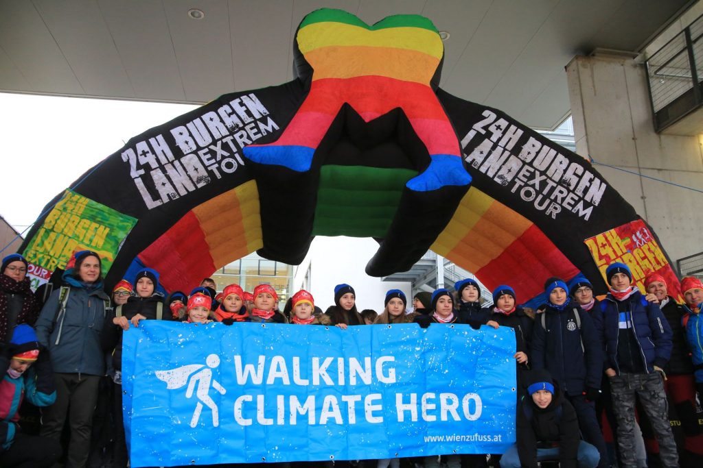 Mehr als 200 Schülerinnen und Schüler starteten bei der "School of Walk", einer 30 Kilomter langen Winterwanderung entlang des Neusiedlersees im Burgendland.