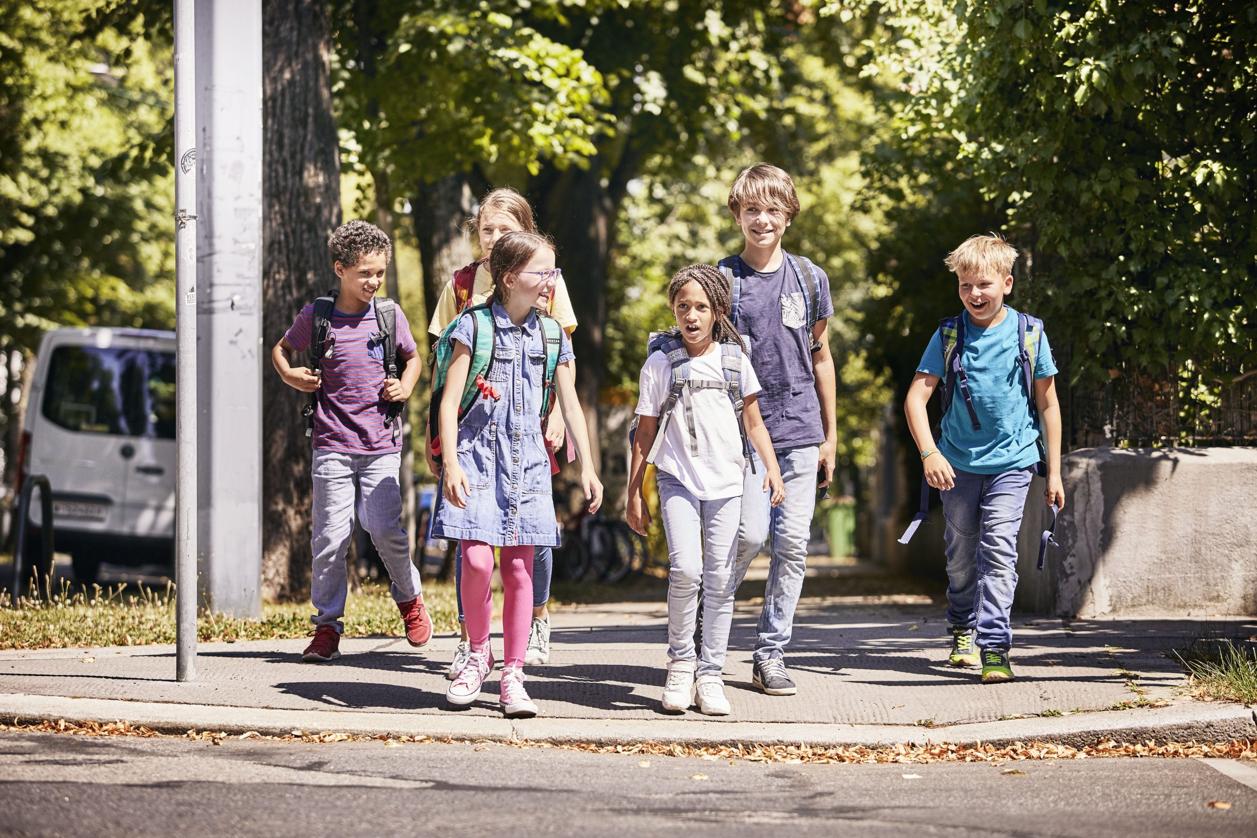Kinder auf dem Schulweg zu Fuß.