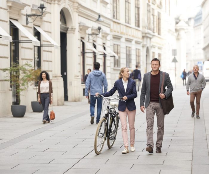 Fußgängerin und Fußgänger spazieren durch die Herrengasse.