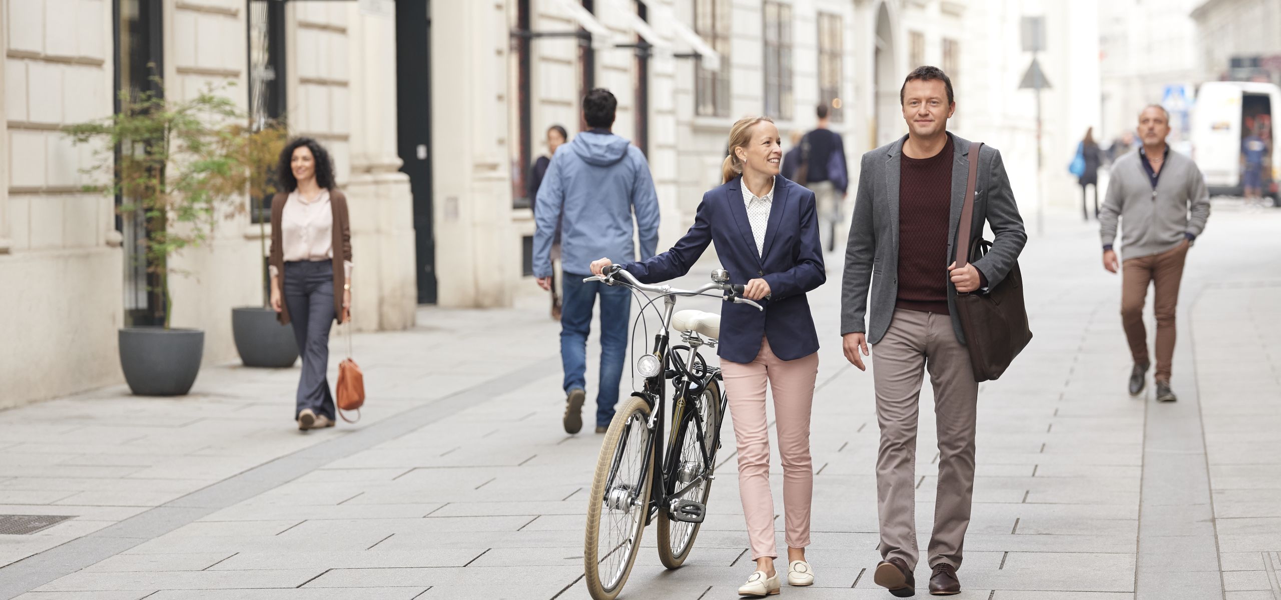 Eine Frau und ein Mann gehen gemeinsam durch die Herrengasse.