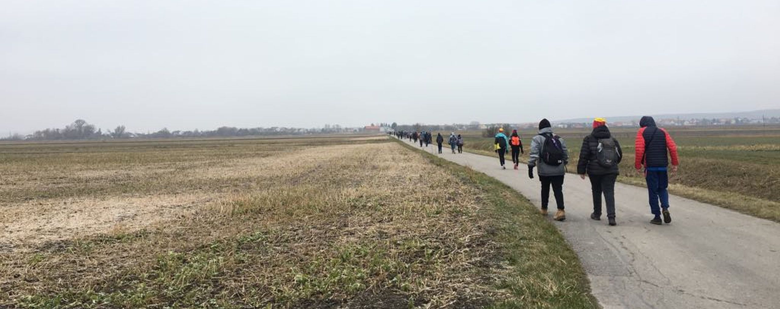 Jugendliche gehen entlang des Neusiedlersees zu Fuß. Im Rahmen der Winterwanderung 