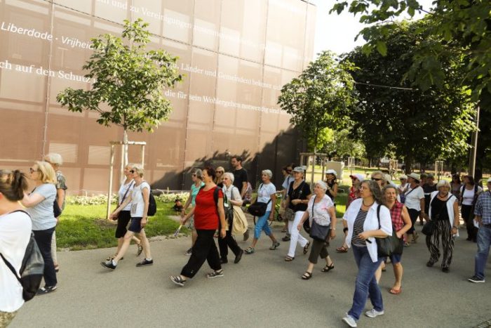 Menschen beim Rundgang am Heldenplatz