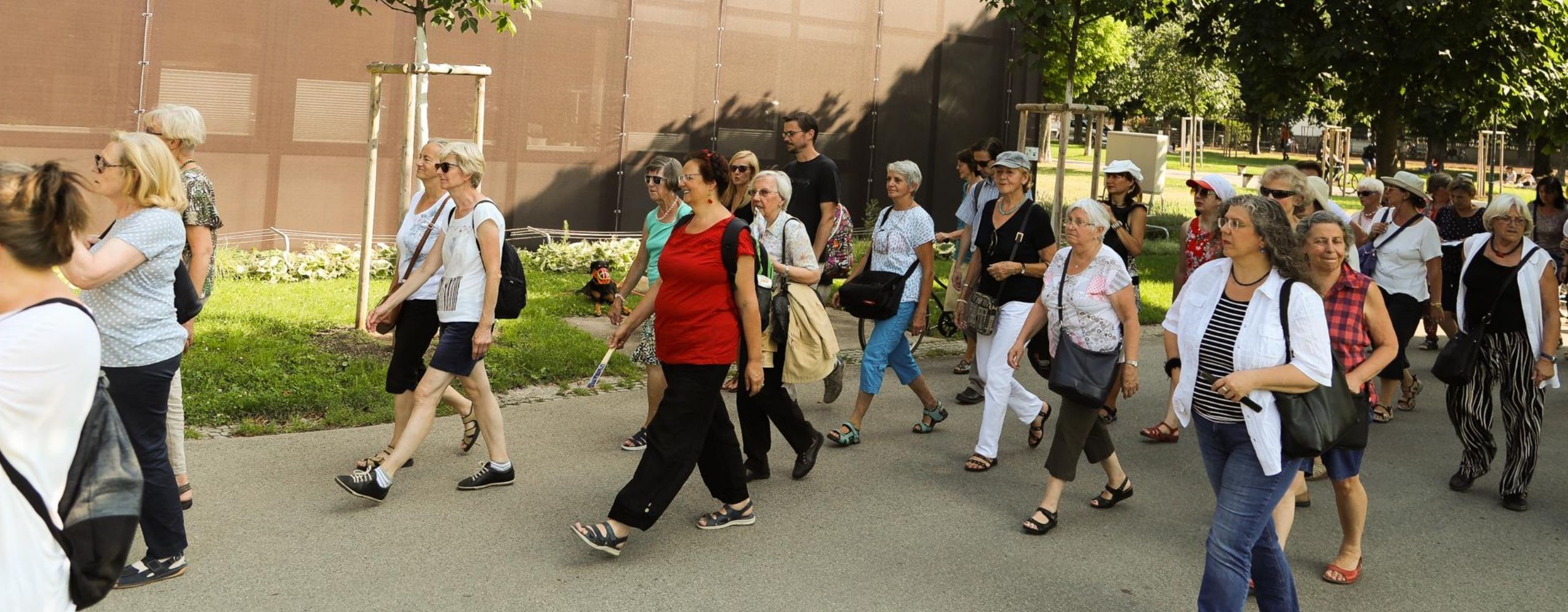 Menschengruppe beim Rundgang am Heldenplatz