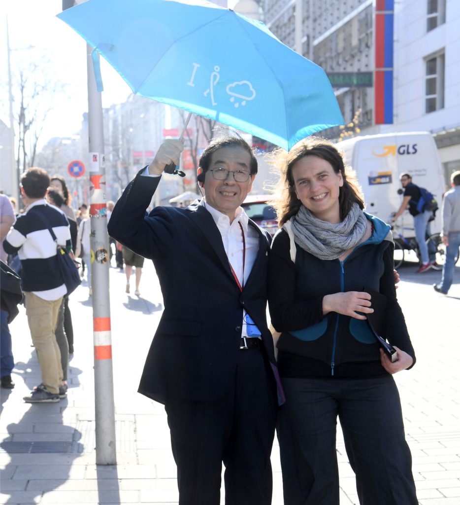 Petra Jens, Fußverkehrsbeauftragte der Stadt Wien und Park Won-soon, Bürgermeister von Seoul, Südkorea auf der Mariahilfer Straße.