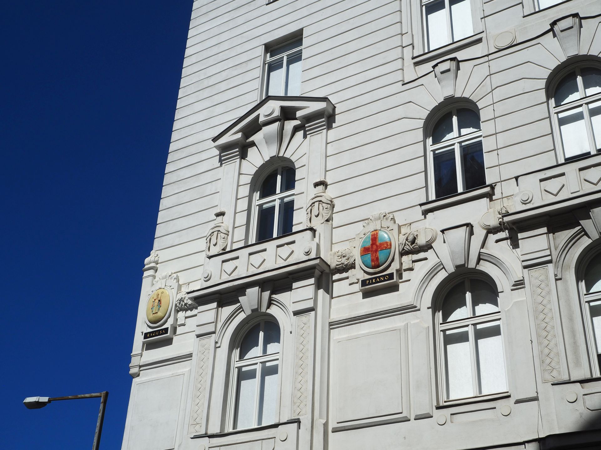 Fassade der ehemaligen Marinesektion in der Vorderen Zollamtsstraße