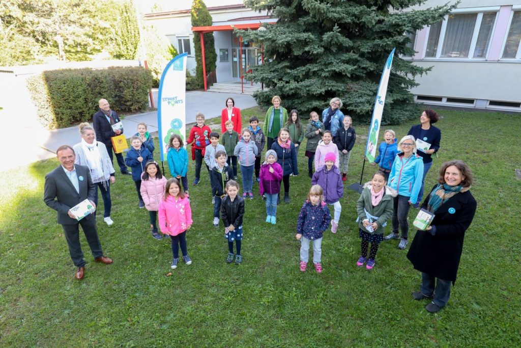 Gruppenfoto vor der Volkschule Prückelmayrgasse in Liesing zum Start des Bewegungsspiels Street-Points.