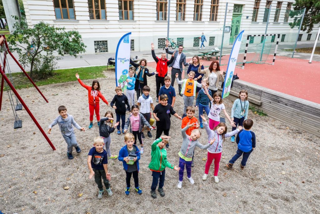 Schülerinnen, Schüler und Lehrerinnen der OVS Kaisermühlen starten mit Petra Jens, Fußverkehrsbeauftragte der Stadt Wien, Josef Taucher, Landtagsabgeordneter und Bildungsdirektor Heinrich Himmer "Street-Points" in Donaustadt. Foto: Mobilitätsagentur Wien/Christian Fürthner